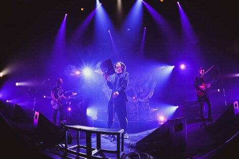 「天気予報」を歌う松田晋二。（Photo by Rui Hashimoto［SOUND SHOOTER］）