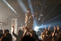 高橋健介（G, Syn）（Photo by KOSUKE ITO）