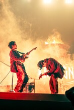 常田大希（Vo, G）と新井和輝（B）。