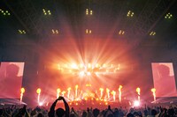 「King Gnu Live Tour 2020 AW "CEREMONY" Tour Final in Makuhari Messe」の様子。