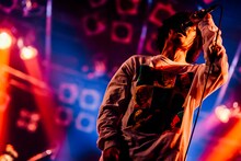 シノダ（Vo, G）（撮影：西槇太一）