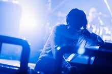 シノダ（Vo, G）（撮影：西槇太一）