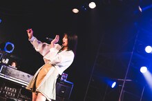 raymayによるライブの様子。（写真提供：パーフェクトミュージック）