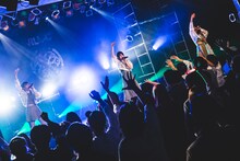 raymayによるライブの様子。（写真提供：パーフェクトミュージック）