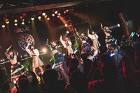 WILL-O'とraymayによるコラボパフォーマンスの様子。（写真提供：パーフェクトミュージック）