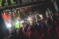 WILL-O'とraymayによるコラボパフォーマンスの様子。（写真提供：パーフェクトミュージック）