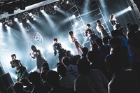 WILL-O'とraymayによるコラボパフォーマンスの様子。（写真提供：パーフェクトミュージック）