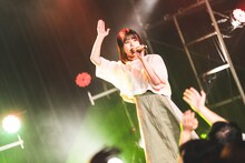 raymayによるライブの様子。（写真提供：パーフェクトミュージック）