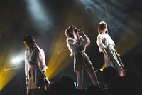 raymayによるライブの様子。（写真提供：パーフェクトミュージック）