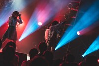 raymayによるライブの様子。（写真提供：パーフェクトミュージック）