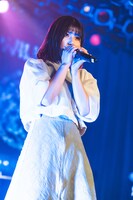 raymayによるライブの様子。（写真提供：パーフェクトミュージック）