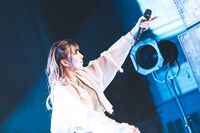 raymayによるライブの様子。（写真提供：パーフェクトミュージック）