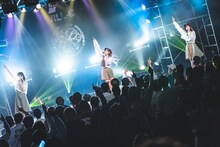 raymayによるライブの様子。（写真提供：パーフェクトミュージック）