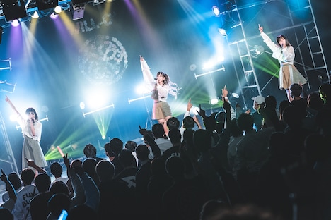 raymayによるライブの様子。（写真提供：パーフェクトミュージック）