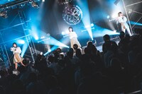 raymayによるライブの様子。（写真提供：パーフェクトミュージック）