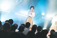 raymayによるライブの様子。（写真提供：パーフェクトミュージック）