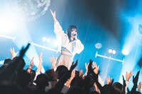 raymayによるライブの様子。（写真提供：パーフェクトミュージック）