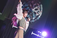 raymayによるライブの様子。（写真提供：パーフェクトミュージック）