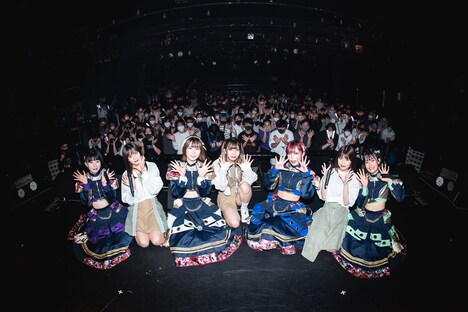 オーディエンスと記念撮影するWILL-O'とraymay。（写真提供：パーフェクトミュージック）