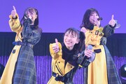 「リトル*フラワーズ」を披露する公野舞華、播磨怜奈、華山志歩。
