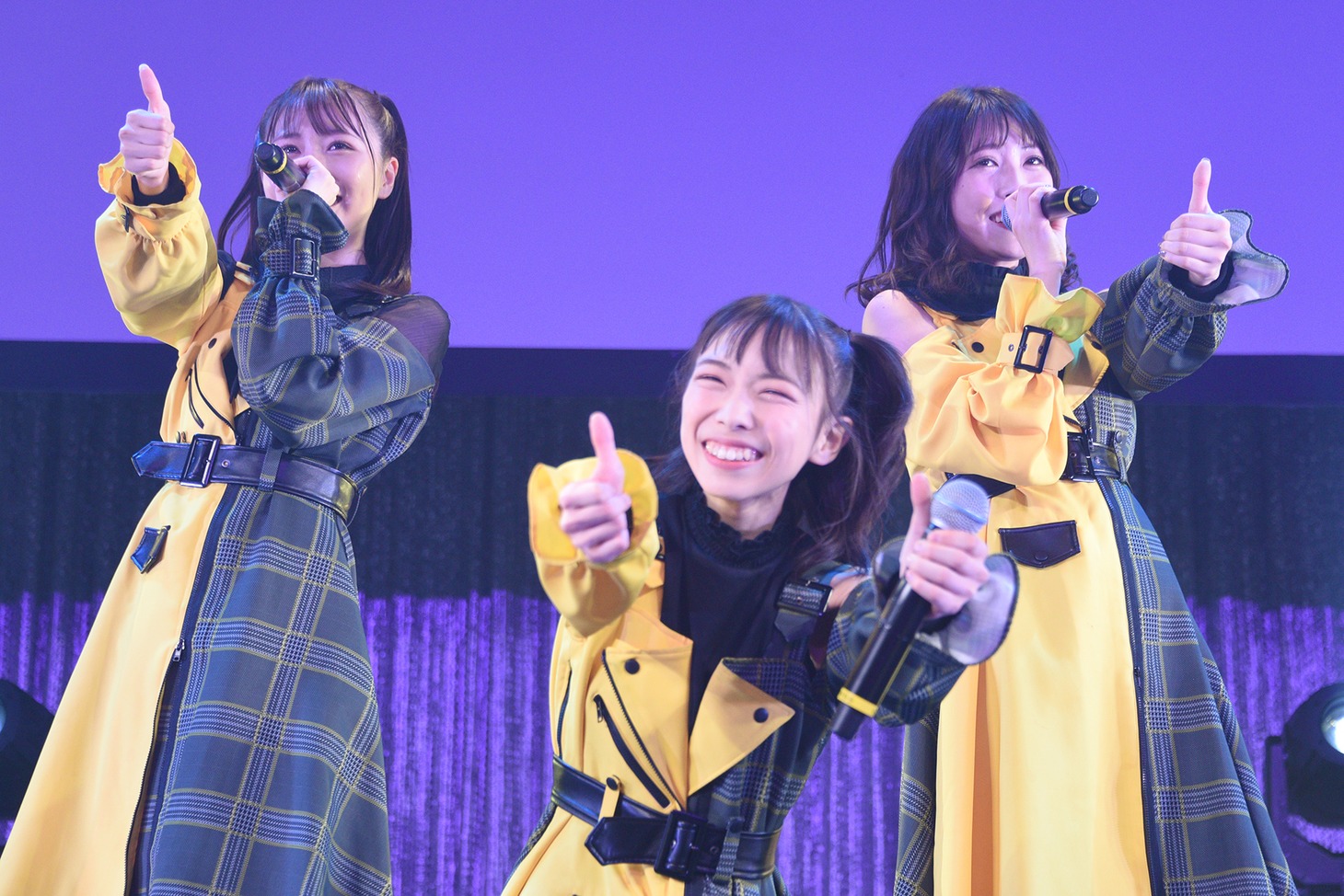 「リトル＊フラワーズ」を披露する公野舞華、播磨怜奈、華山志歩。