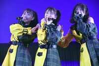 「リトル＊フラワーズ」を披露する公野舞華、播磨怜奈、華山志歩。