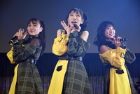 「リトル＊フラワーズ」を披露する公野舞華、播磨怜奈、華山志歩。