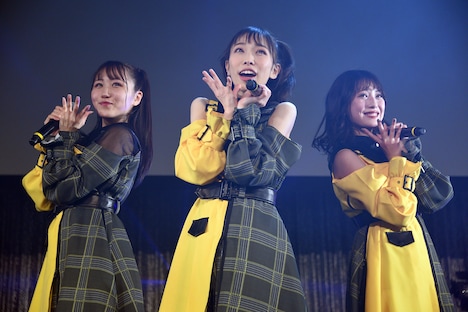 「リトル*フラワーズ」を披露する公野舞華、播磨怜奈、華山志歩。