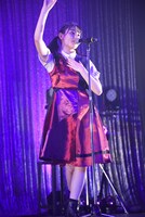 「ある蒼い恋の物語」を歌う森青葉。