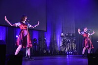 「ある蒼い恋の物語」を歌う塚本颯来と森青葉。