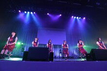 「お願いメテロティス（アコースティックver.）」を歌うはちみつロケット。