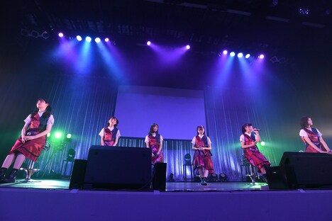 「お願いメテロティス(アコースティックver.)」を歌うはちみつロケット。