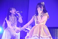 「フレンドリーム」の曲中に涙を流す華山志歩（右）。