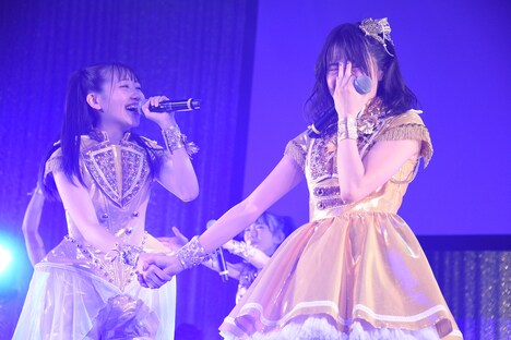 「フレンドリーム」の曲中に涙を流す華山志歩(右)。