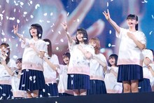 “櫻坂ポーズ”で「櫻坂の詩」を歌い踊る櫻坂46。（撮影：上山陽介）