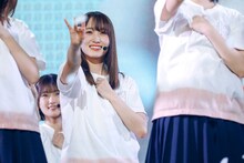 “櫻坂ポーズ”の菅井友香。（撮影：上山陽介）