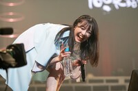 カメラにアピールする茜空。