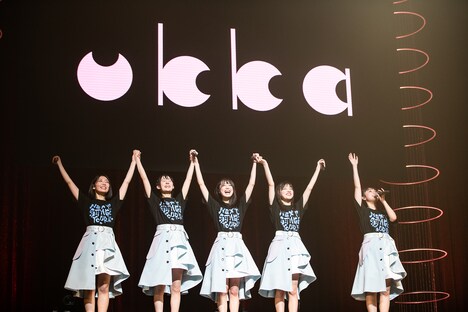 マイクを通して声を出してしまった桜井美里（右端）。