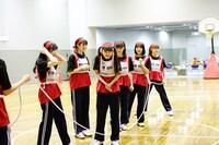 大縄跳びに挑戦するいぎなり東北産。（撮影：笹森健一）