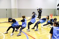 綱を引くTEAM SHACHIとばってん少女隊の合同チーム。（撮影：笹森健一）