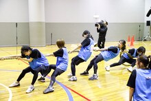 綱を引くTEAM SHACHIとばってん少女隊の合同チーム。（撮影：笹森健一）