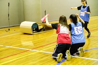 「障害物競争リレー」の様子。（撮影：笹森健一）