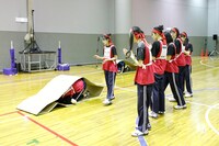 「障害物競争リレー」の様子。（撮影：笹森健一）