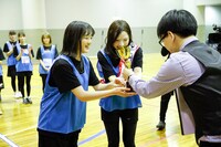 トロフィーを受け取る希山愛と大黒柚姫。（撮影：笹森健一）