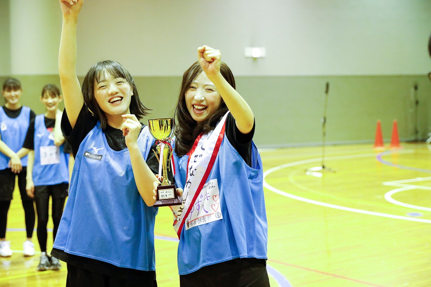 勝利を喜ぶ希山愛と大黒柚姫。（撮影：笹森健一）