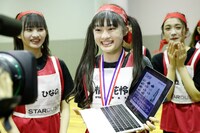 メダルと副賞をもらい笑顔を見せる橘花怜。（撮影：笹森健一）