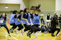 大縄跳びに挑戦するTEAM SHACHIとばってん少女隊の合同チーム。（撮影：笹森健一）
