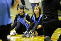 左から上田理子、咲良菜緒。（撮影：笹森健一）