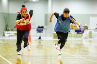 走る安杜羽加と星野蒼良。（撮影：笹森健一）