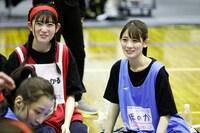 左から律月ひかる、秋本帆華。（撮影：笹森健一）